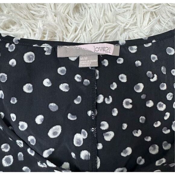 Adorable Black, Blue, Gray and White Spotted Crop top blouse by Forever 21 size - Picture 4 of 8